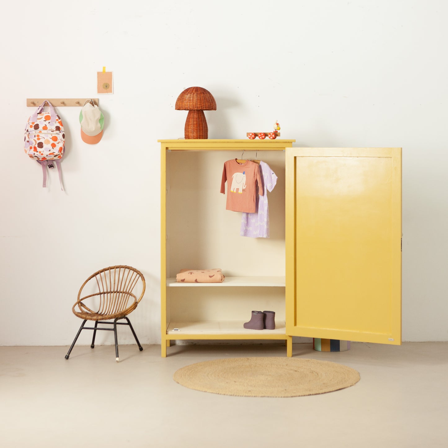 Okergele vintage kast met planken en roede