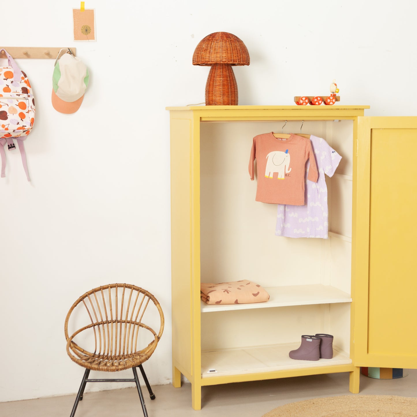 Okergele vintage kast met planken en roede