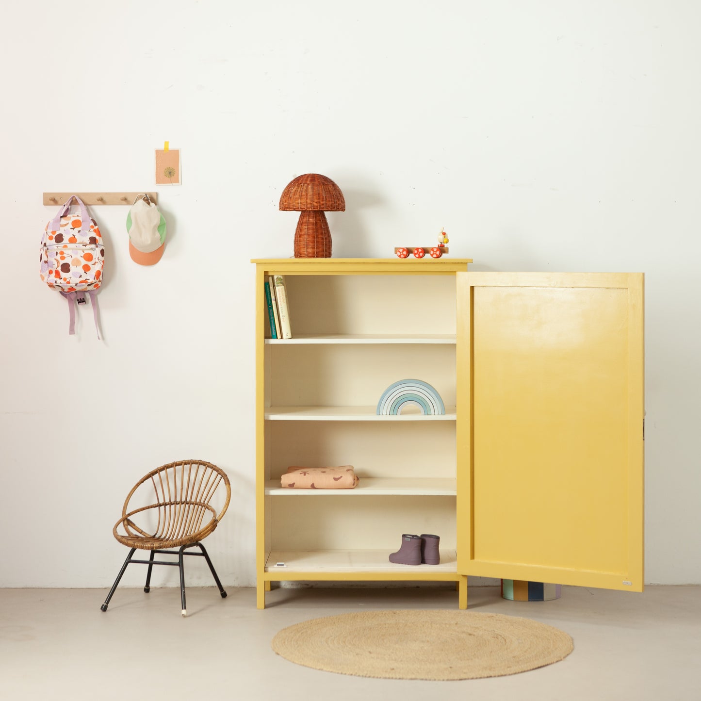 Okergele vintage kast met planken en roede