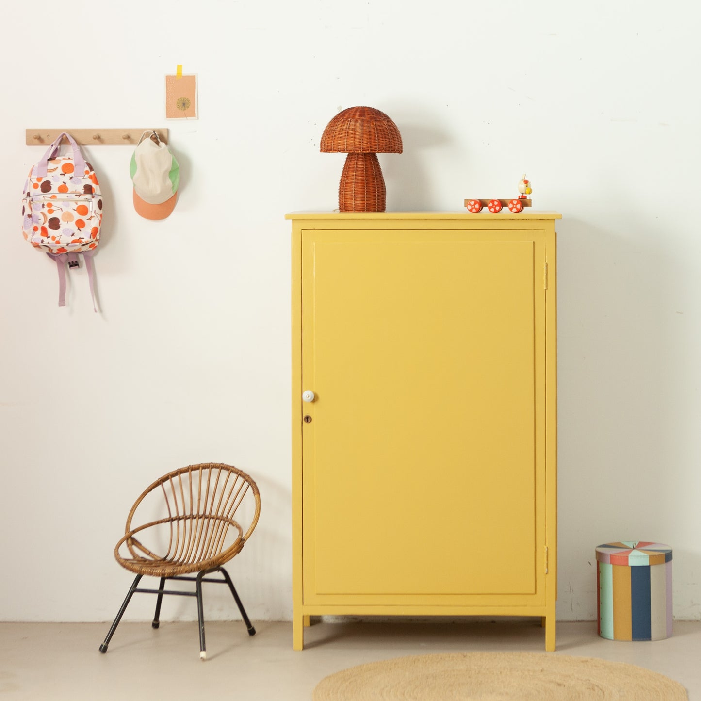 Okergele vintage kast met planken en roede