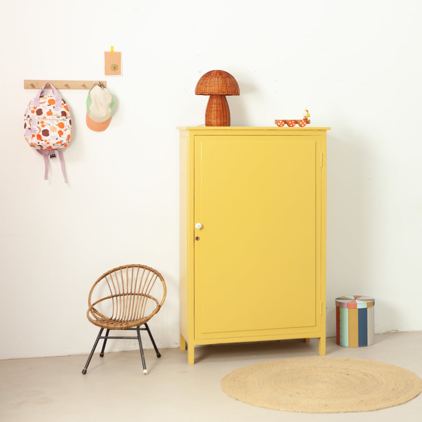 Okergele vintage kast met planken en roede