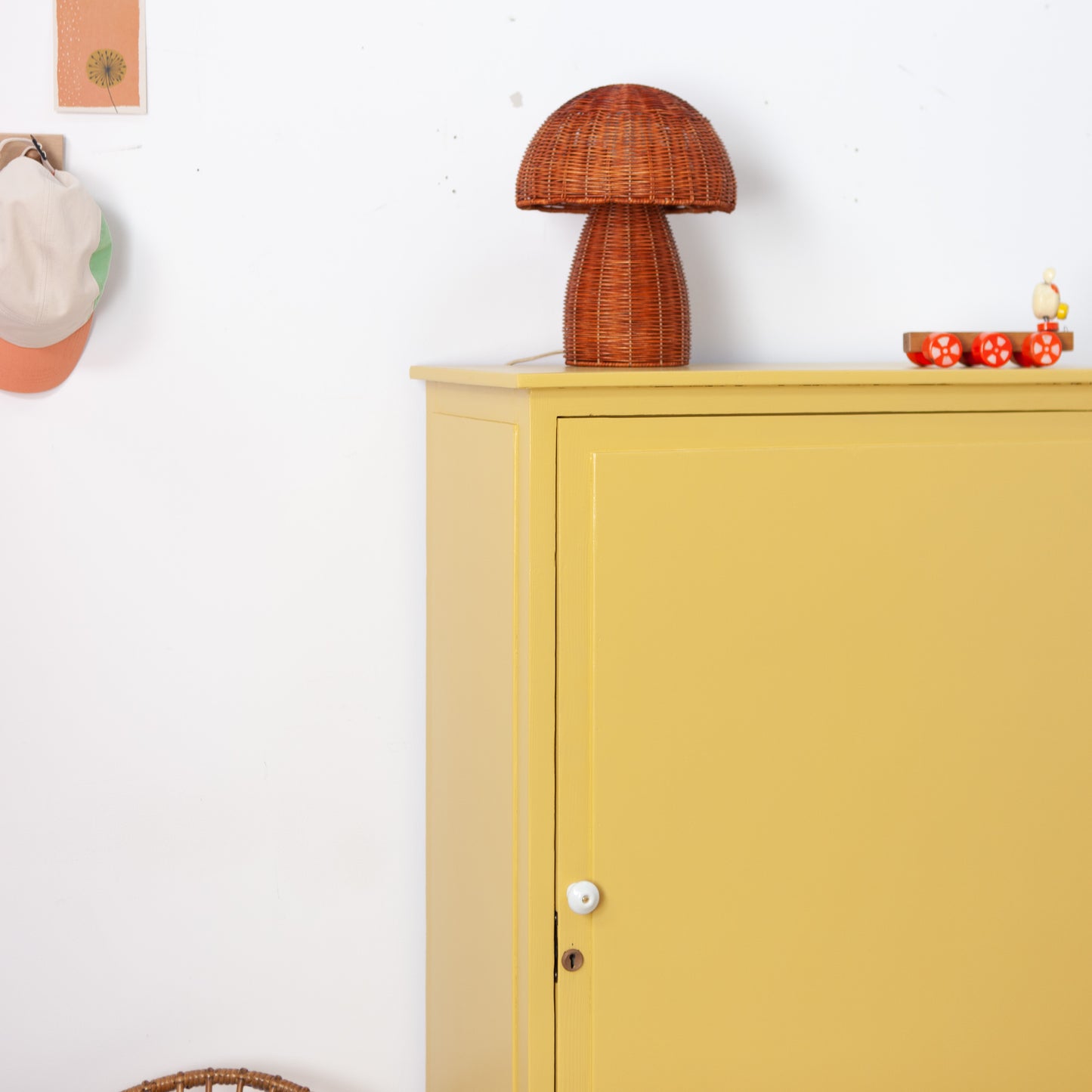 Okergele vintage kast met planken en roede
