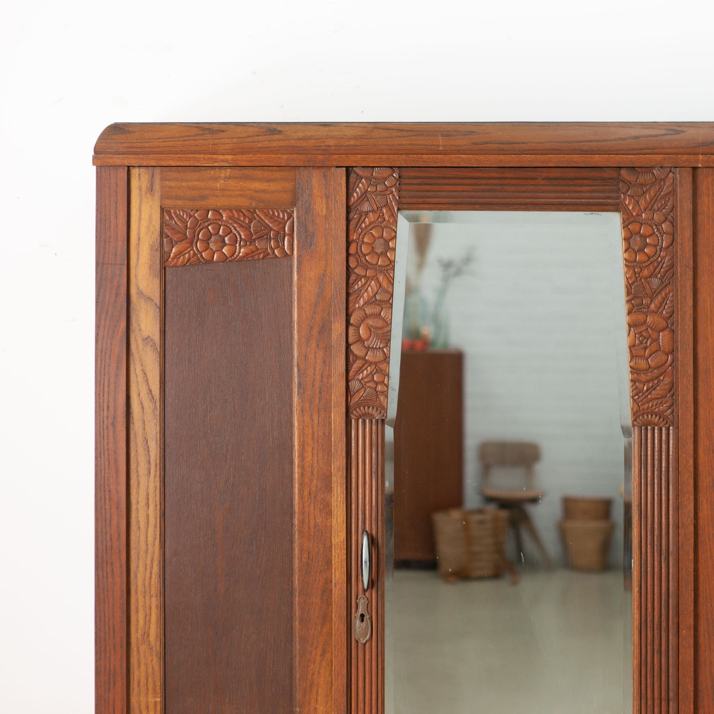 Vintage spiegelkast met houtsnijwerk