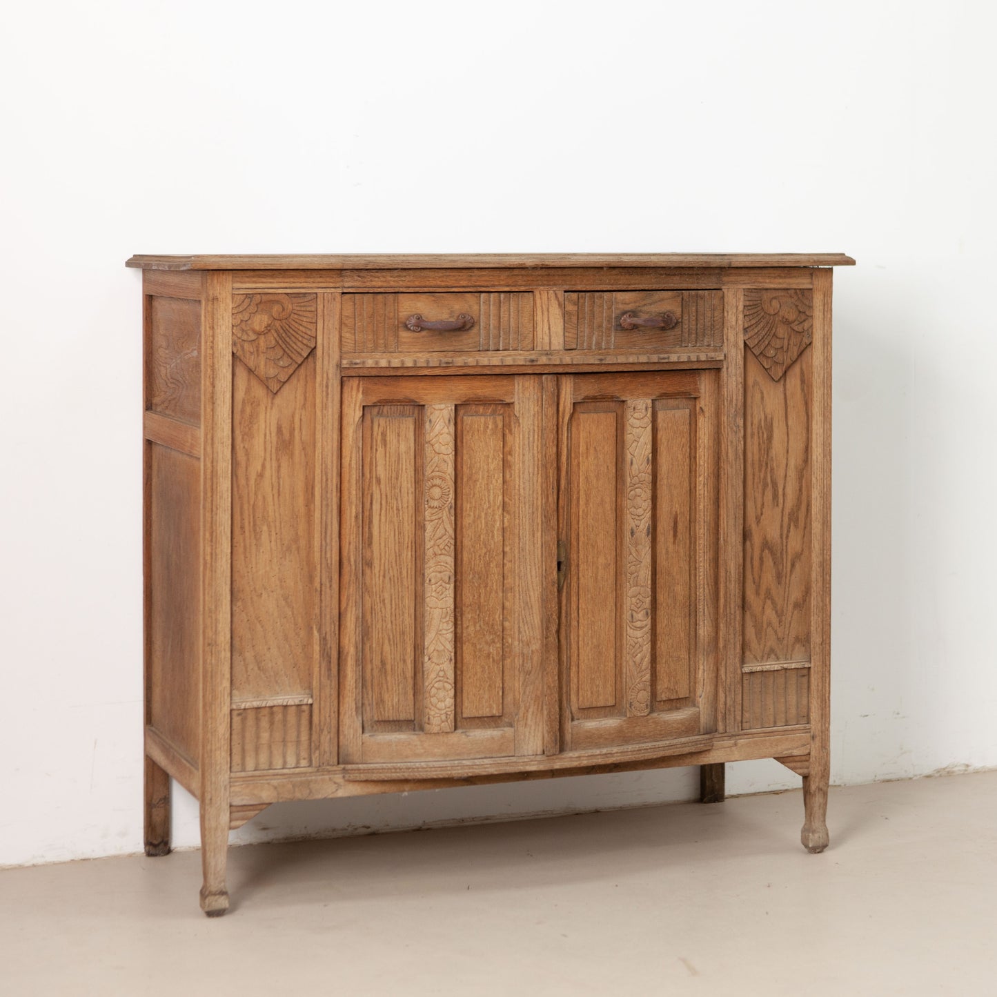 Commode met prachtig houtsnijwerk