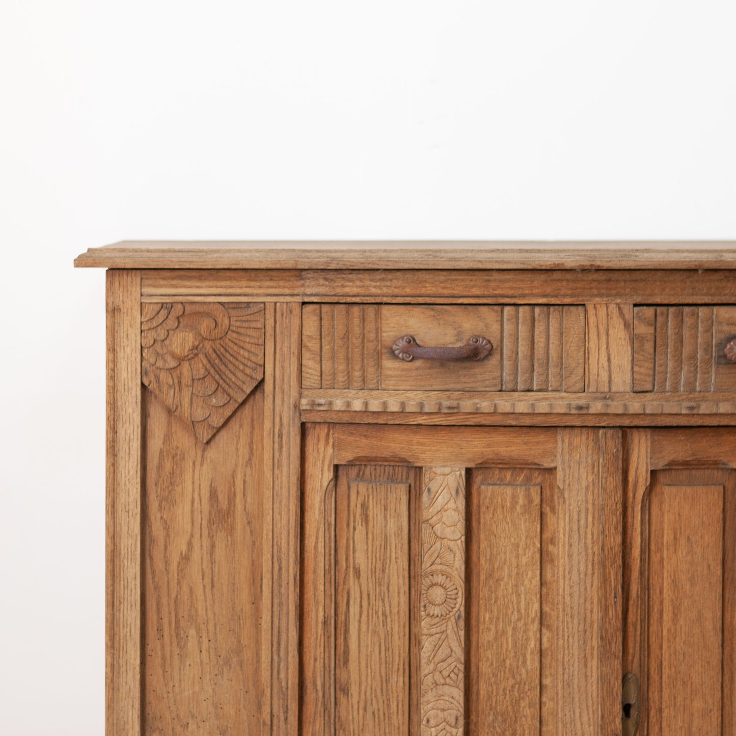 Commode met prachtig houtsnijwerk