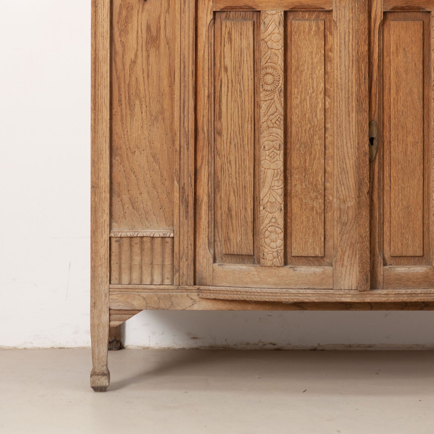 Commode met prachtig houtsnijwerk
