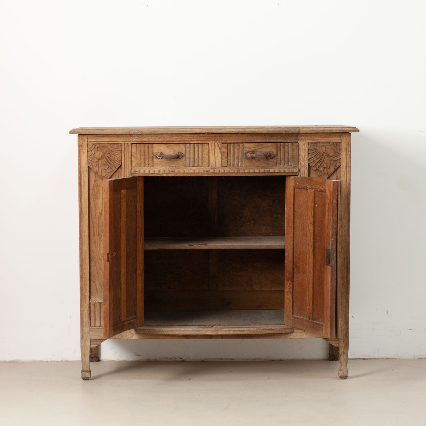 Commode met prachtig houtsnijwerk