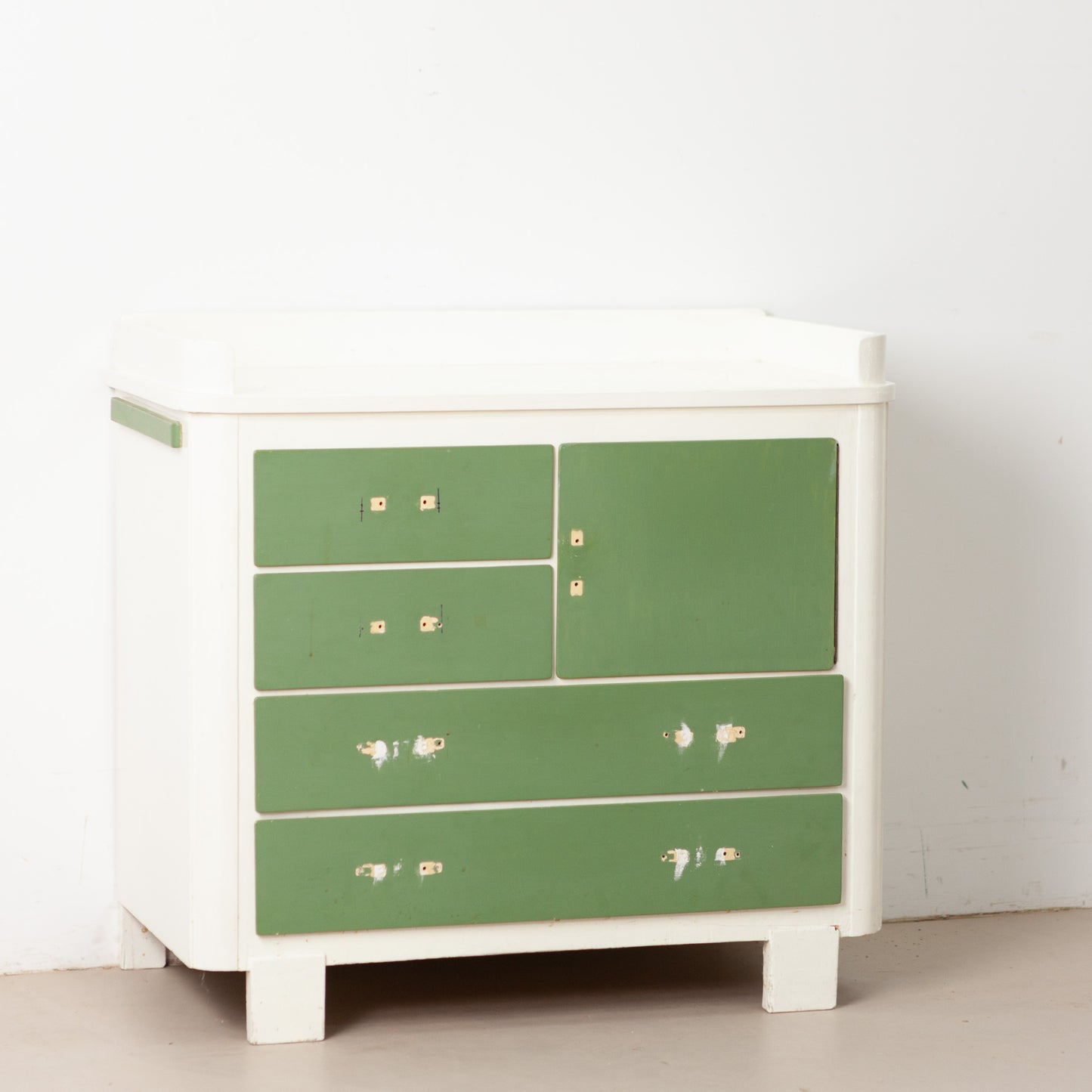 Retro commode