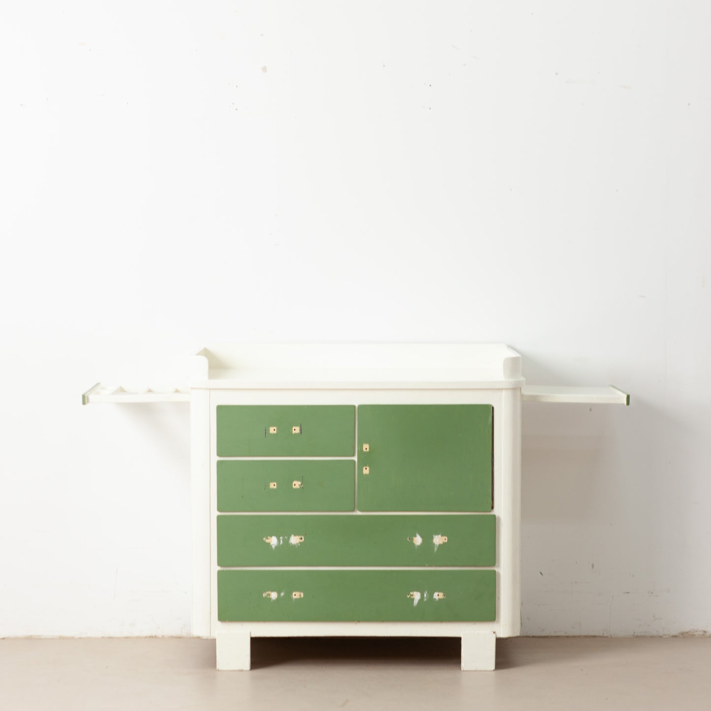Retro commode