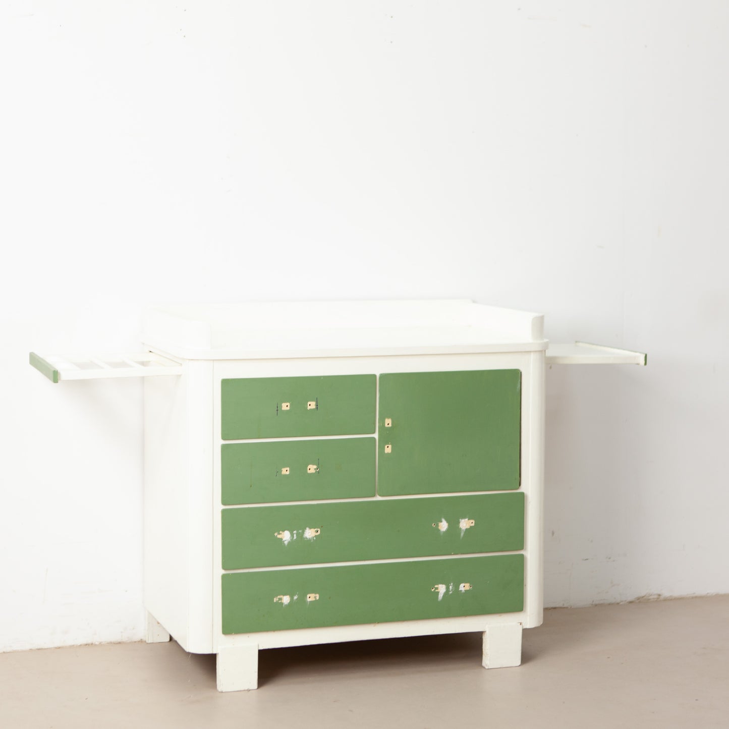 Retro commode