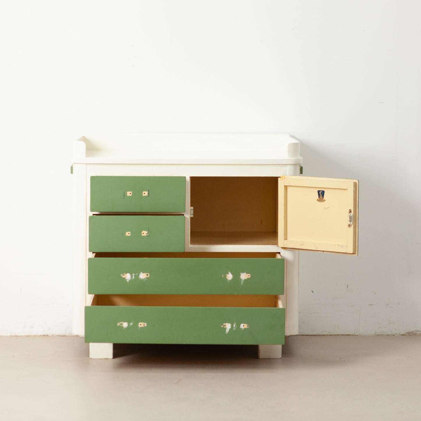 Retro commode