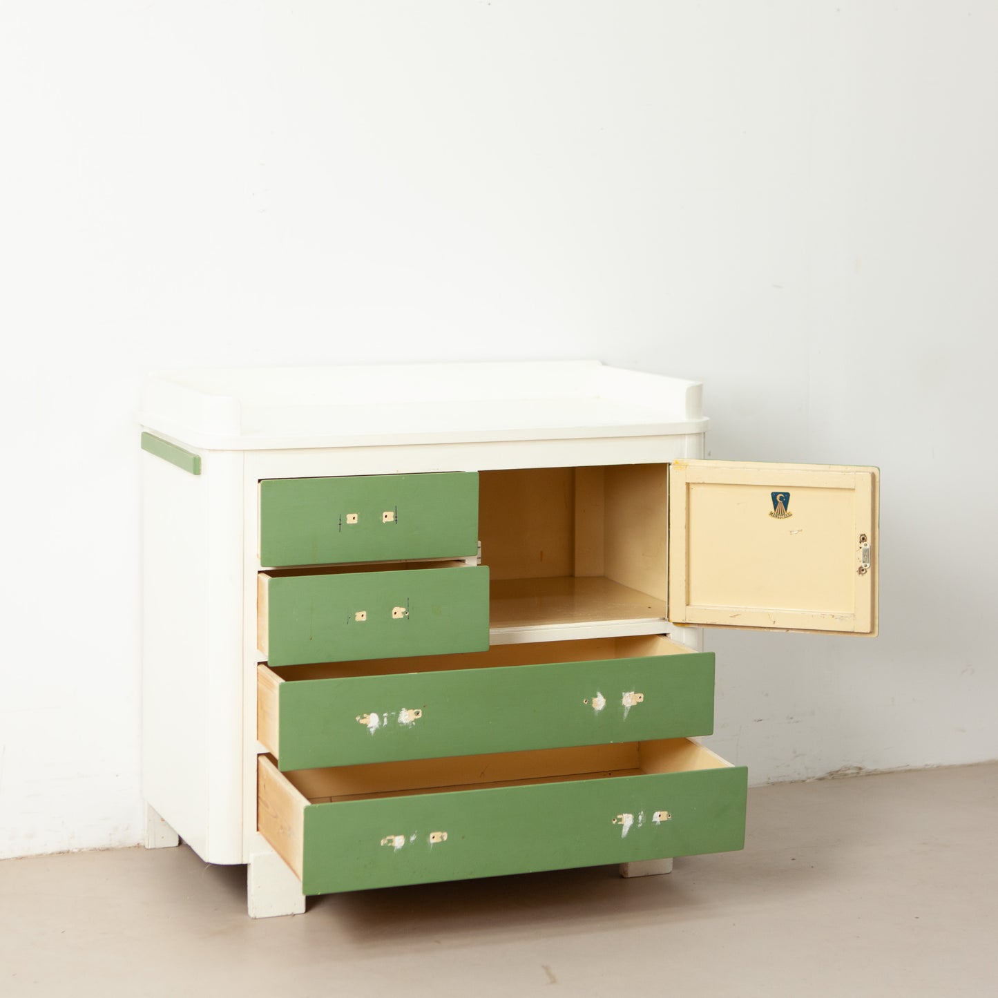 Retro commode