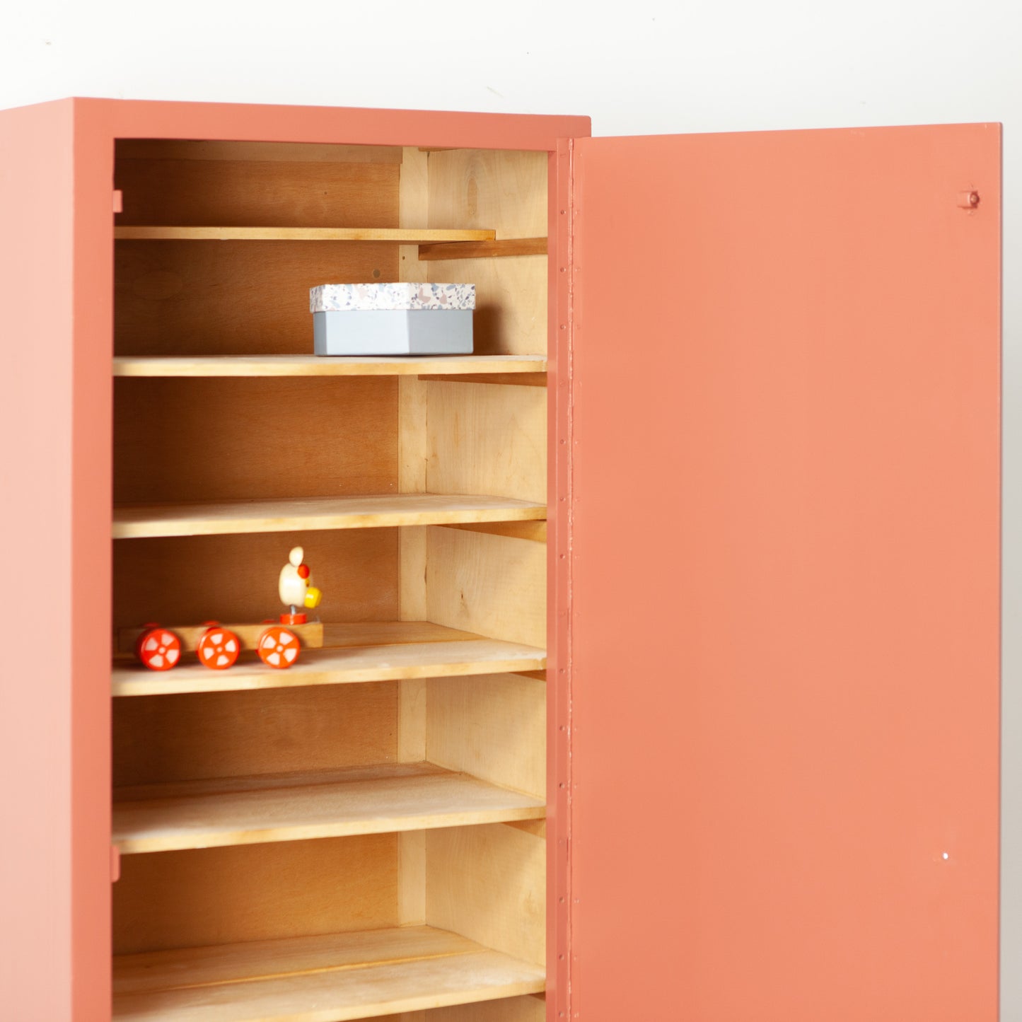 Vintage kast met plankjes