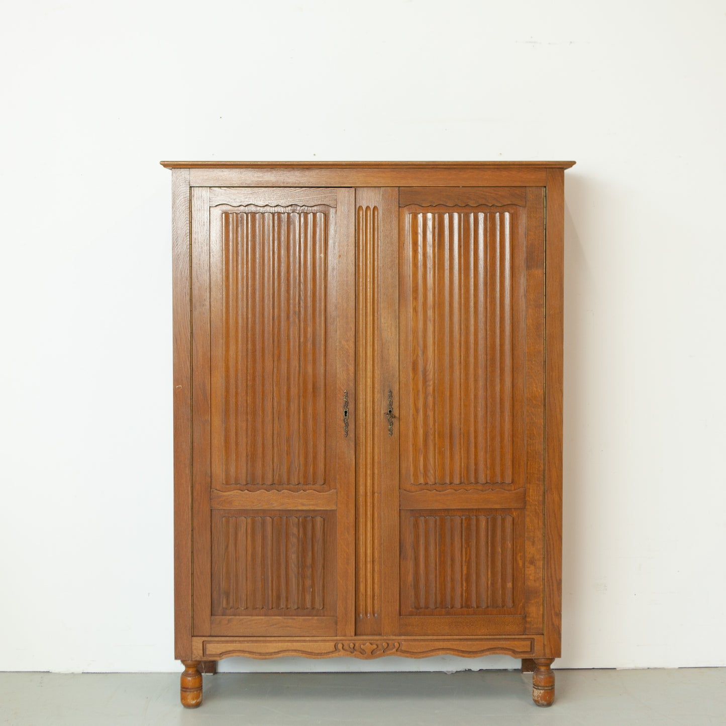 Hoge vintage meidenkast