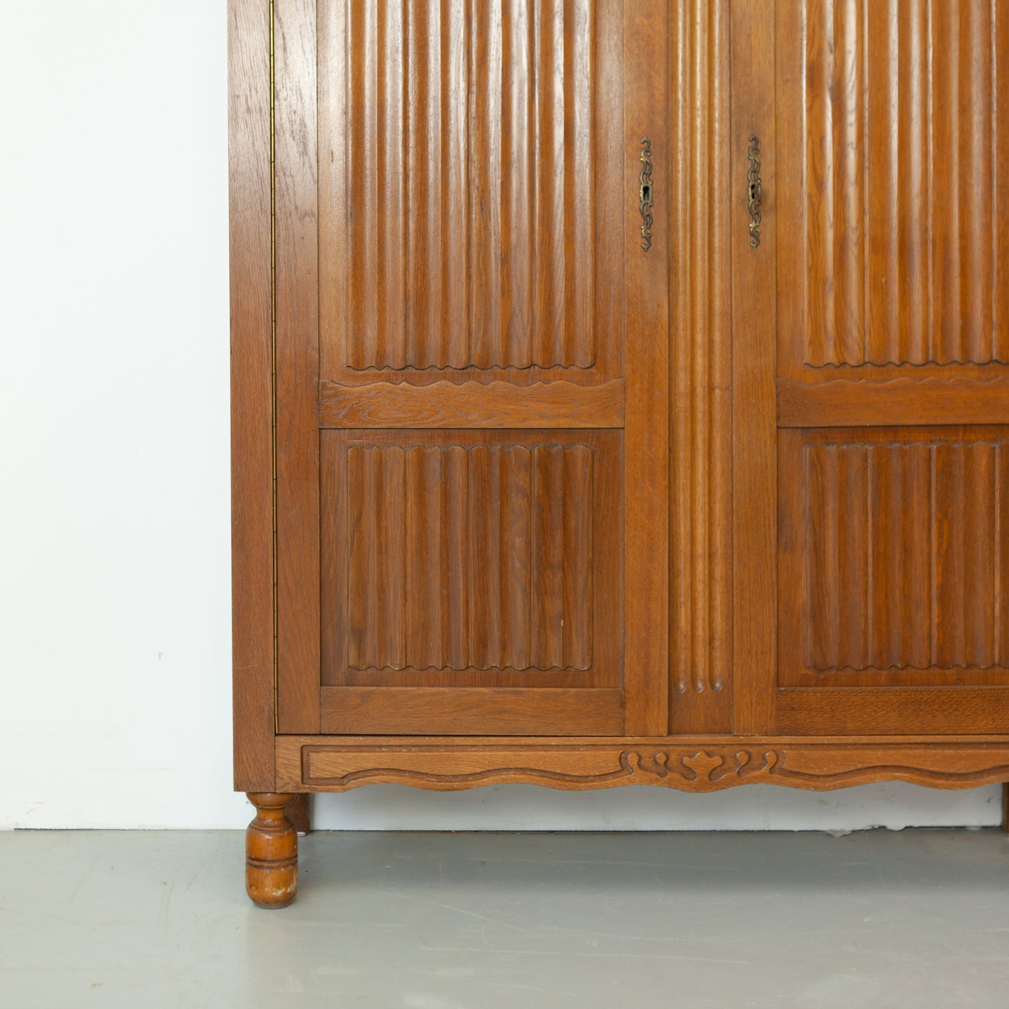 Hoge vintage meidenkast