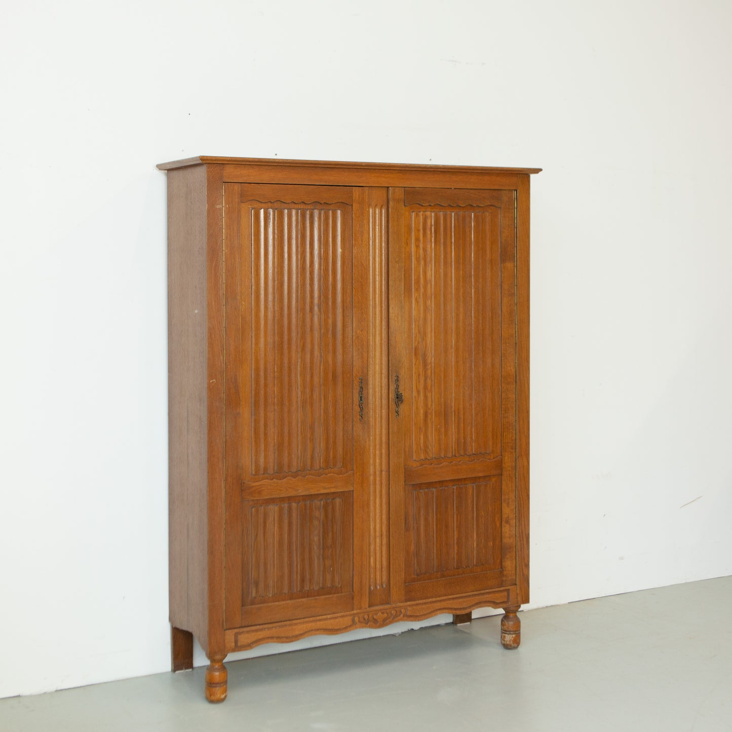 Hoge vintage meidenkast