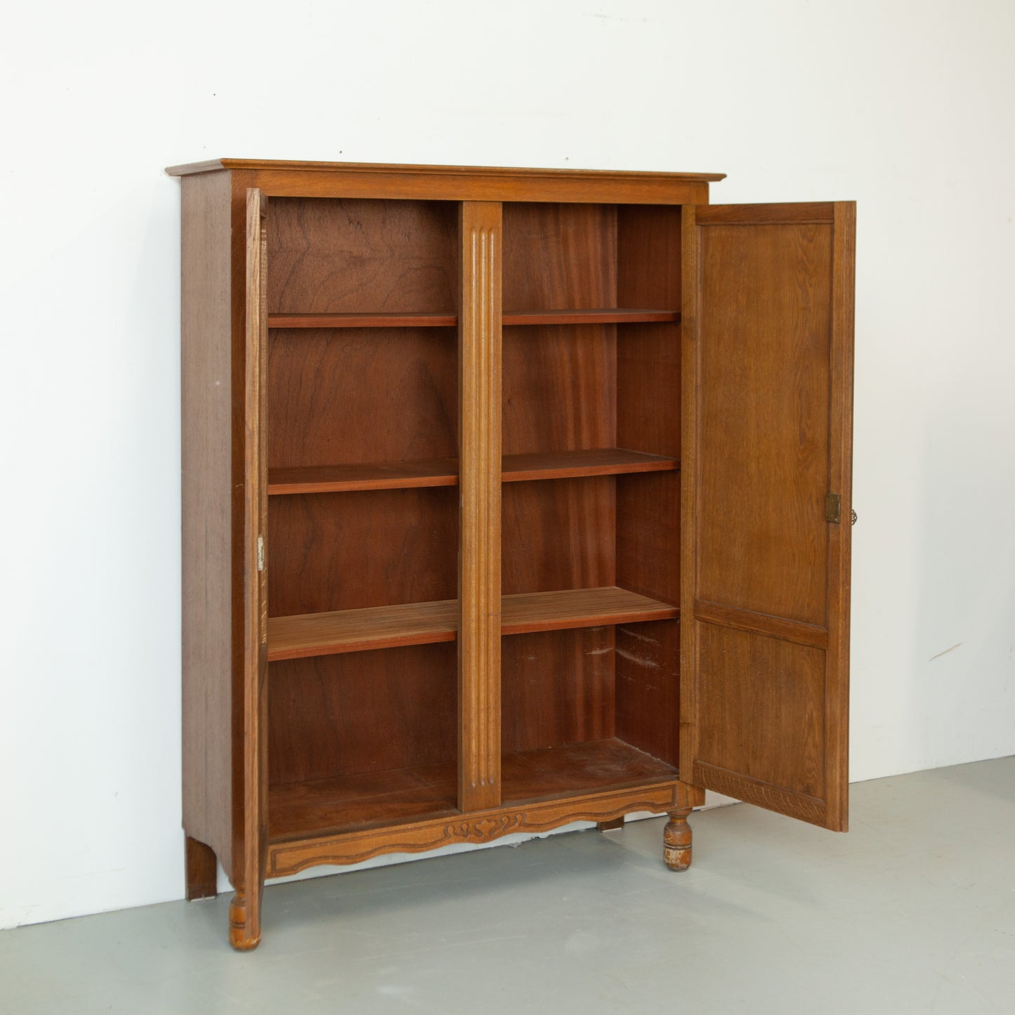 Hoge vintage meidenkast