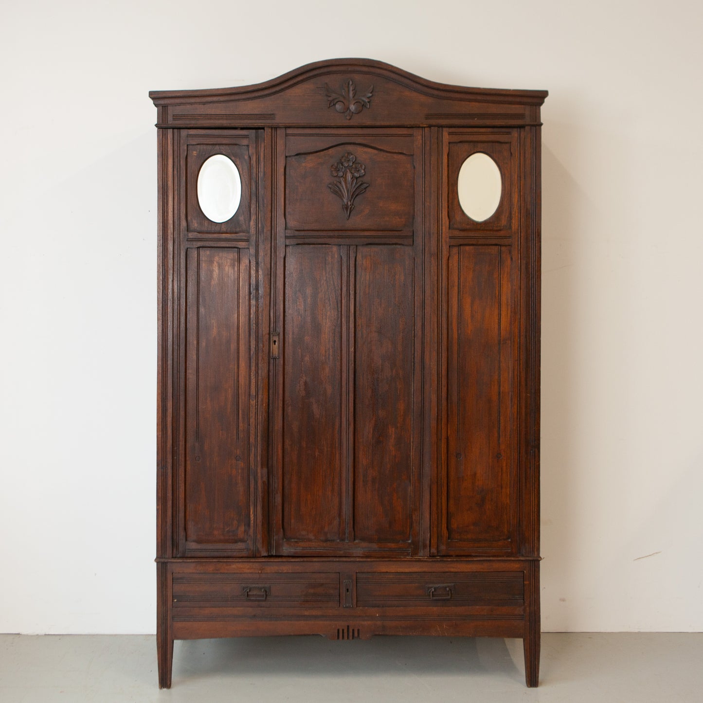 Vintage kast met ovale spiegeltjes