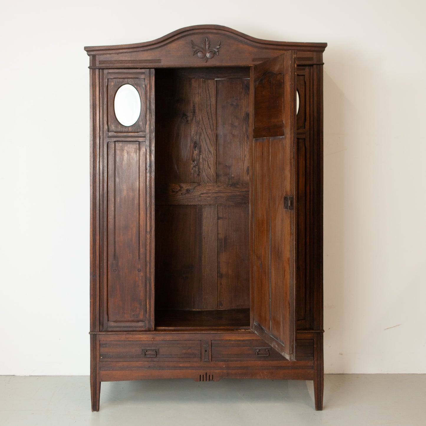 Vintage kast met ovale spiegeltjes