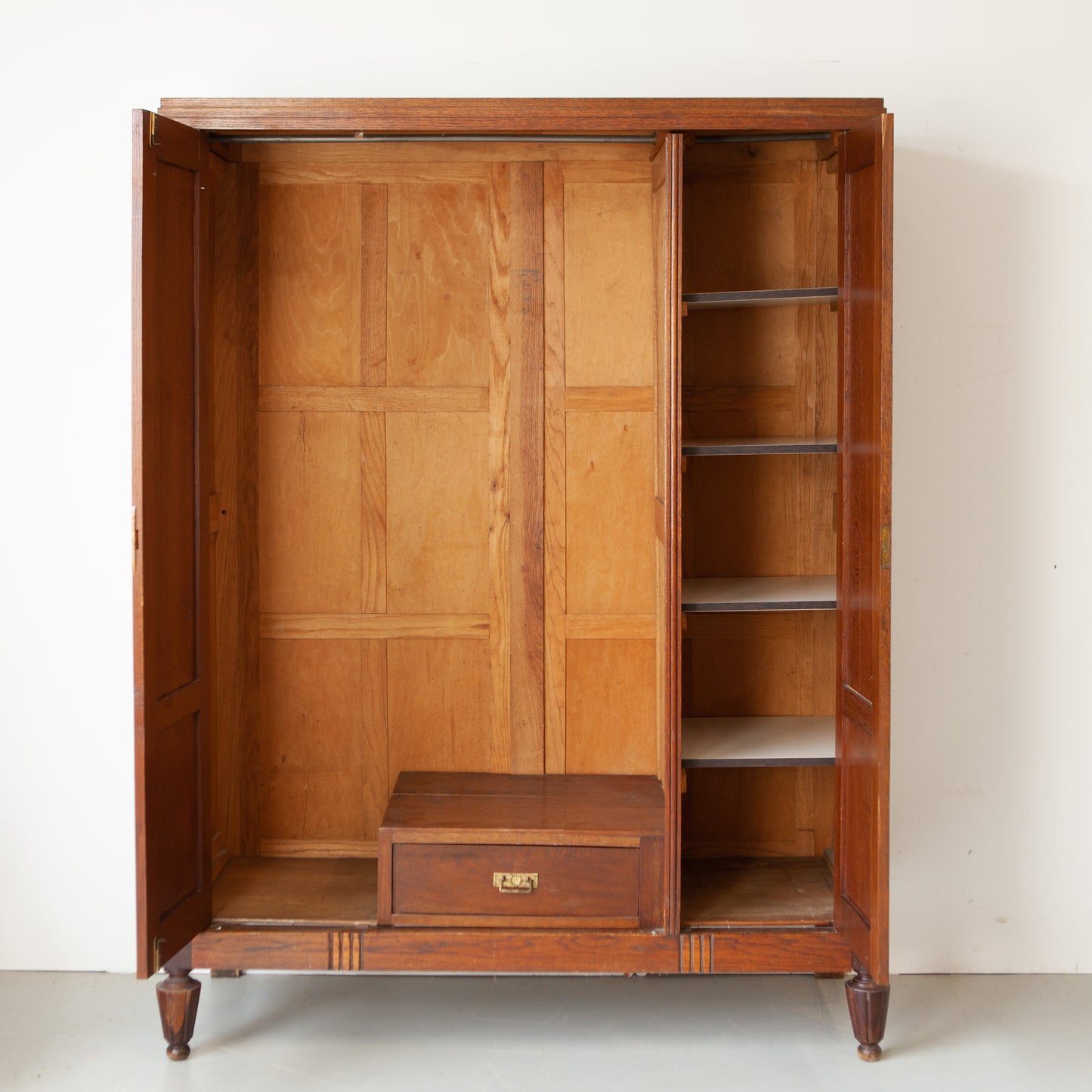 Demontabele vintage kast met drie deuren