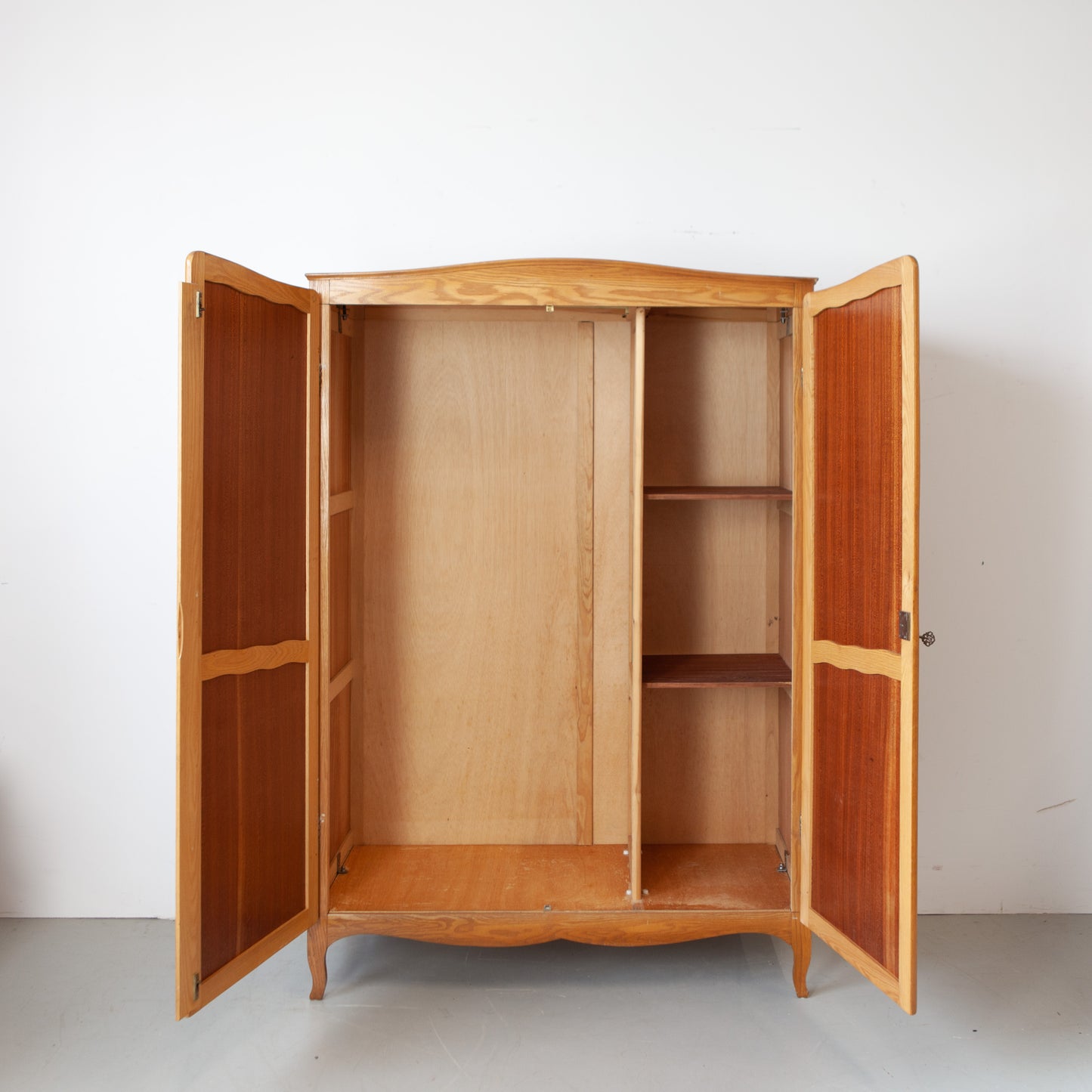 Demontabele kast met 2 deuren