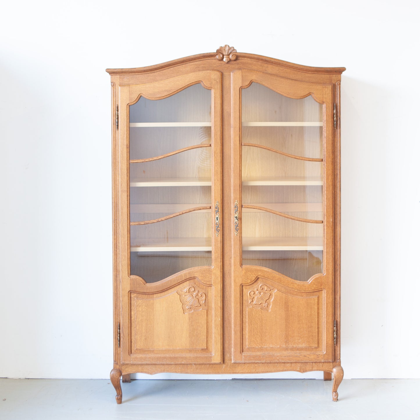 Sierlijke vintage kast met ruitjes