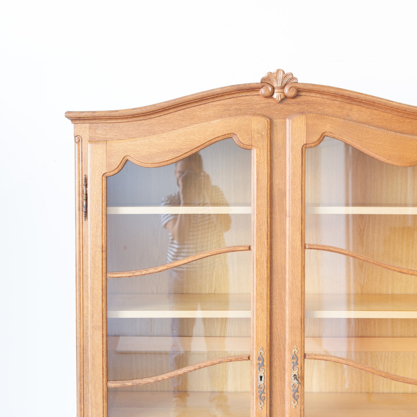 Sierlijke vintage kast met ruitjes