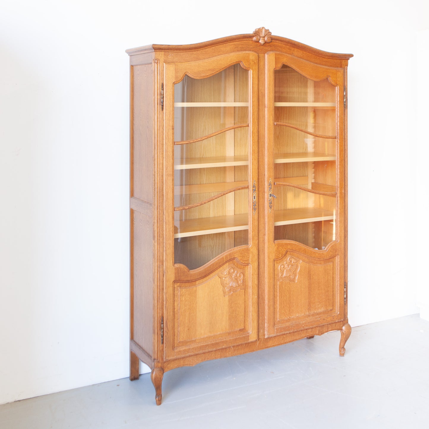 Sierlijke vintage kast met ruitjes