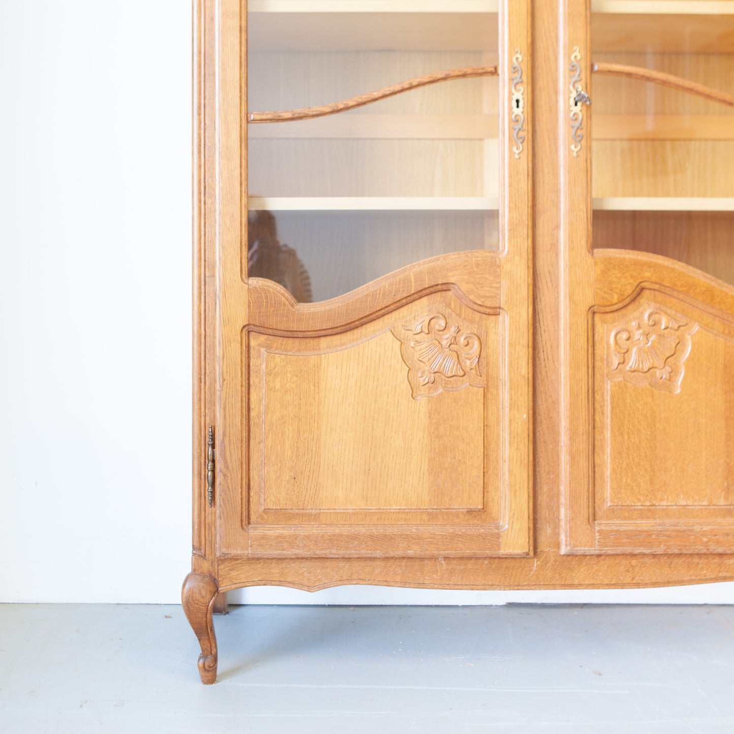 Sierlijke vintage kast met ruitjes