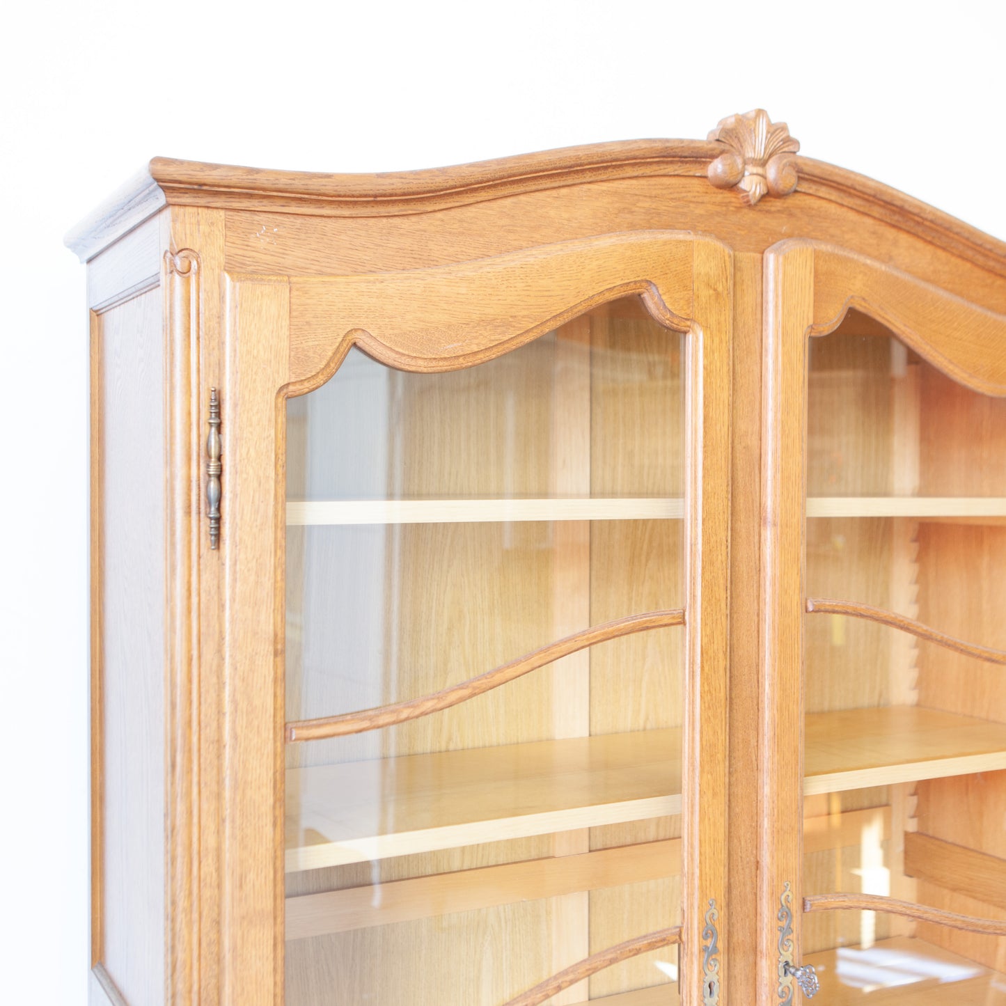 Sierlijke vintage kast met ruitjes