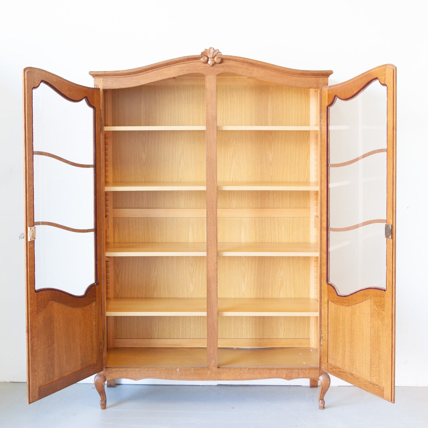 Sierlijke vintage kast met ruitjes