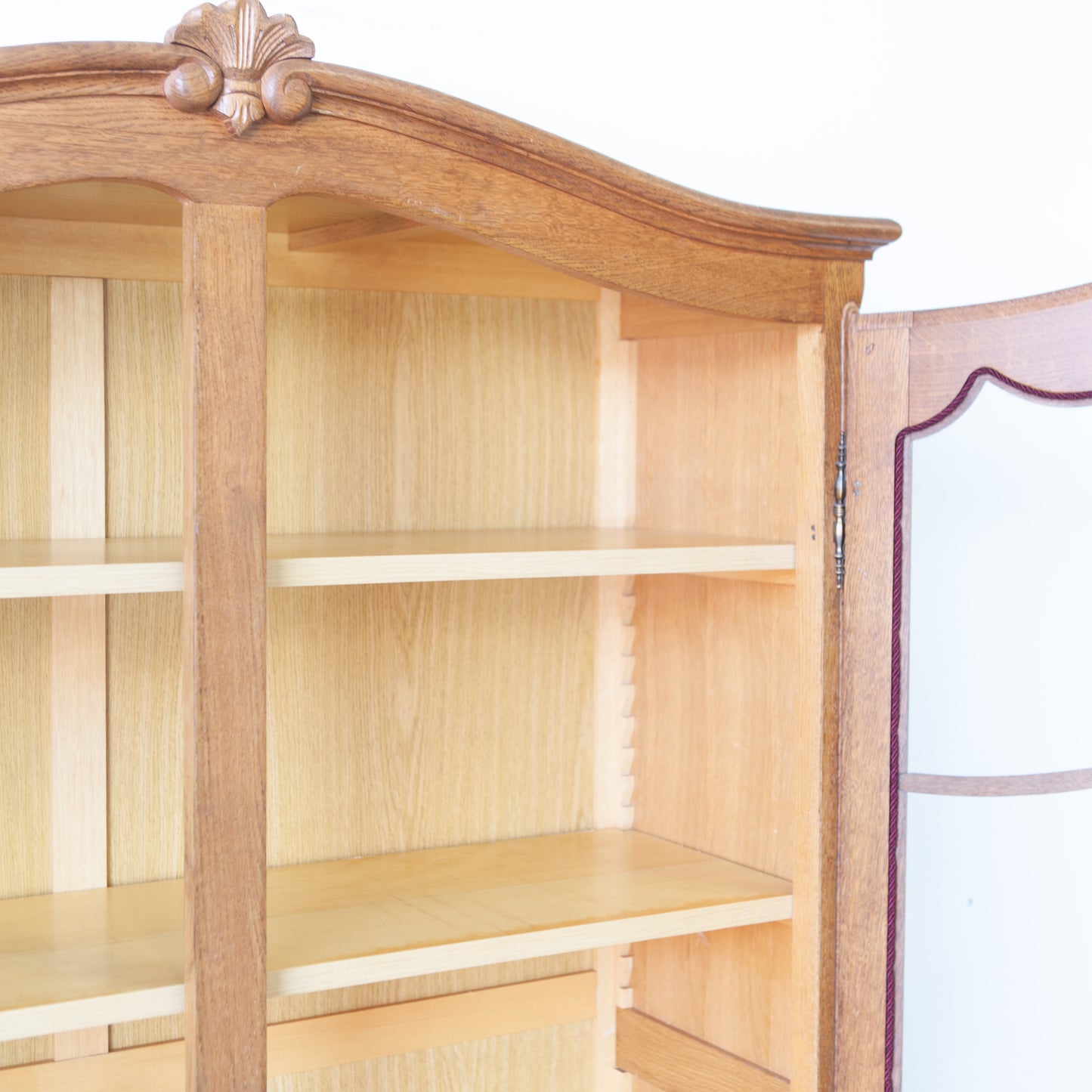Sierlijke vintage kast met ruitjes