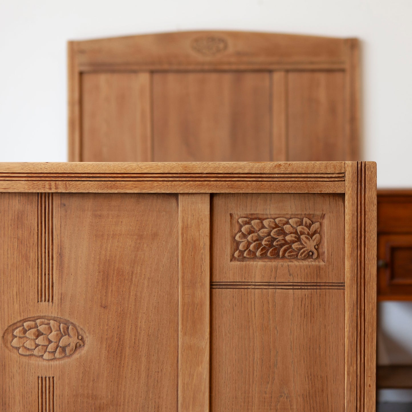 Eikenhouten ledikant met nachtkastje