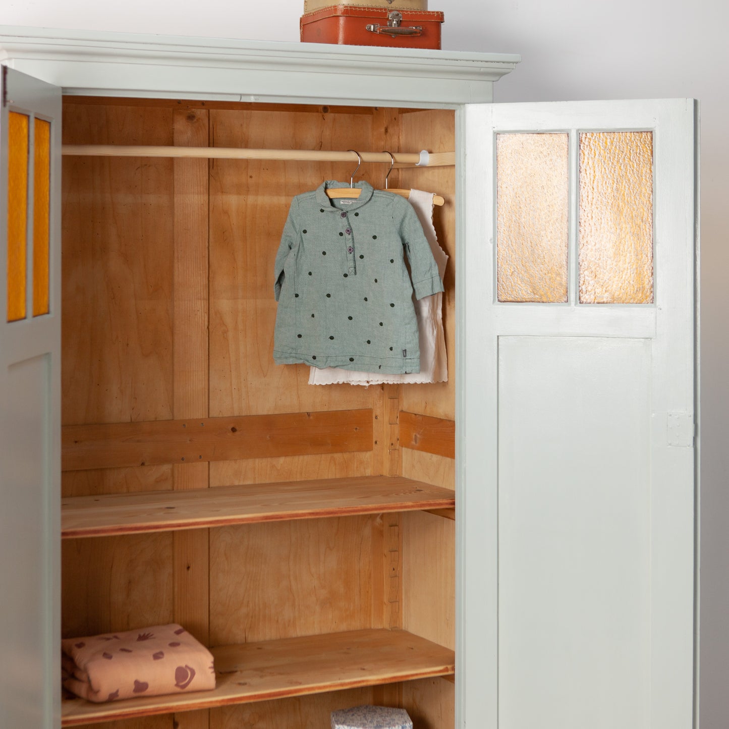 Vintage kast met gele ruitjes