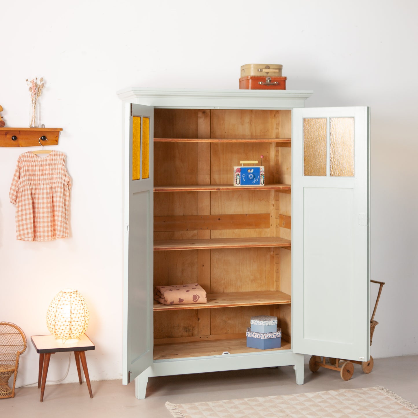 Vintage kast met gele ruitjes