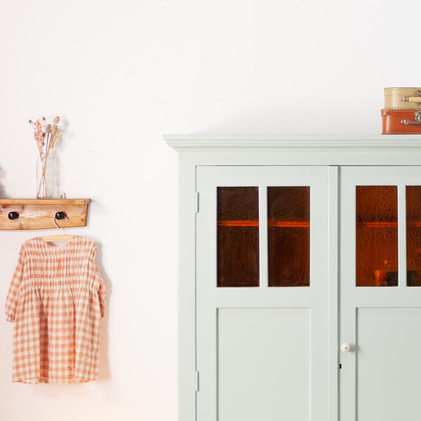Vintage kast met gele ruitjes