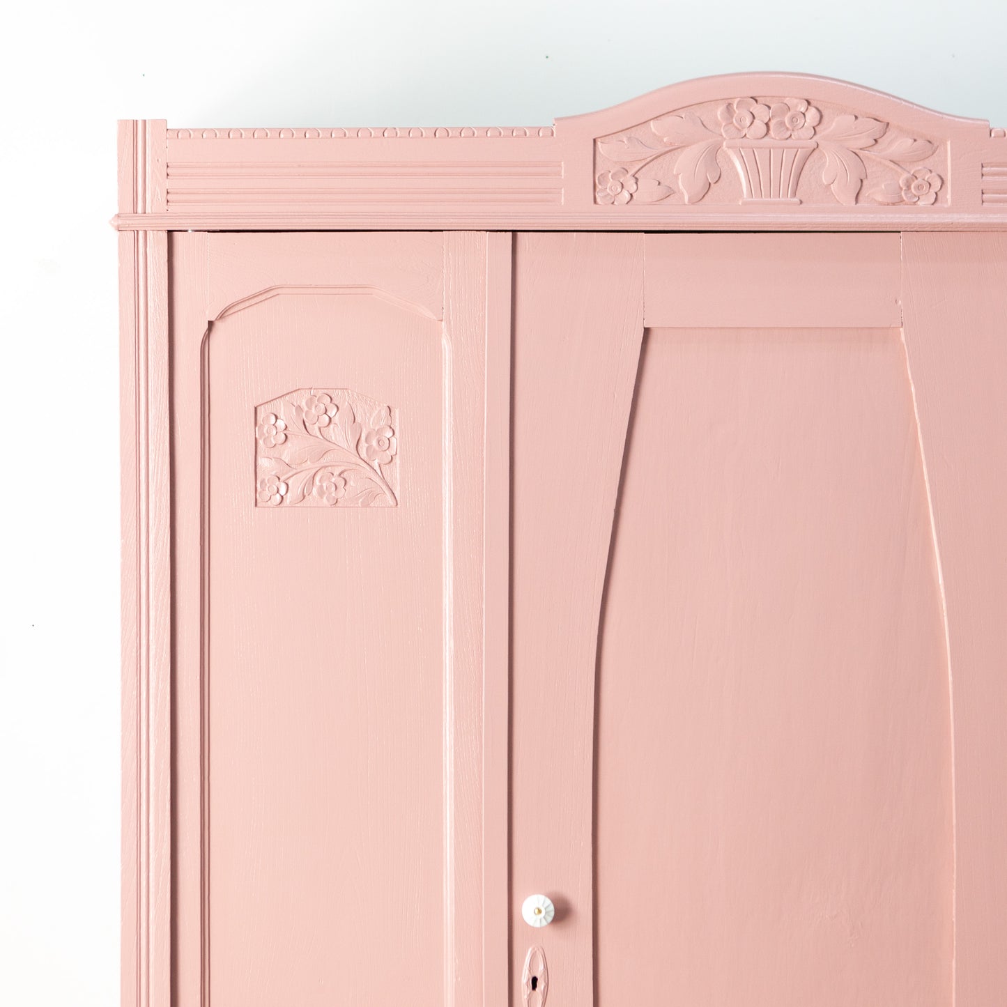 Sierlijke roze vintage kast