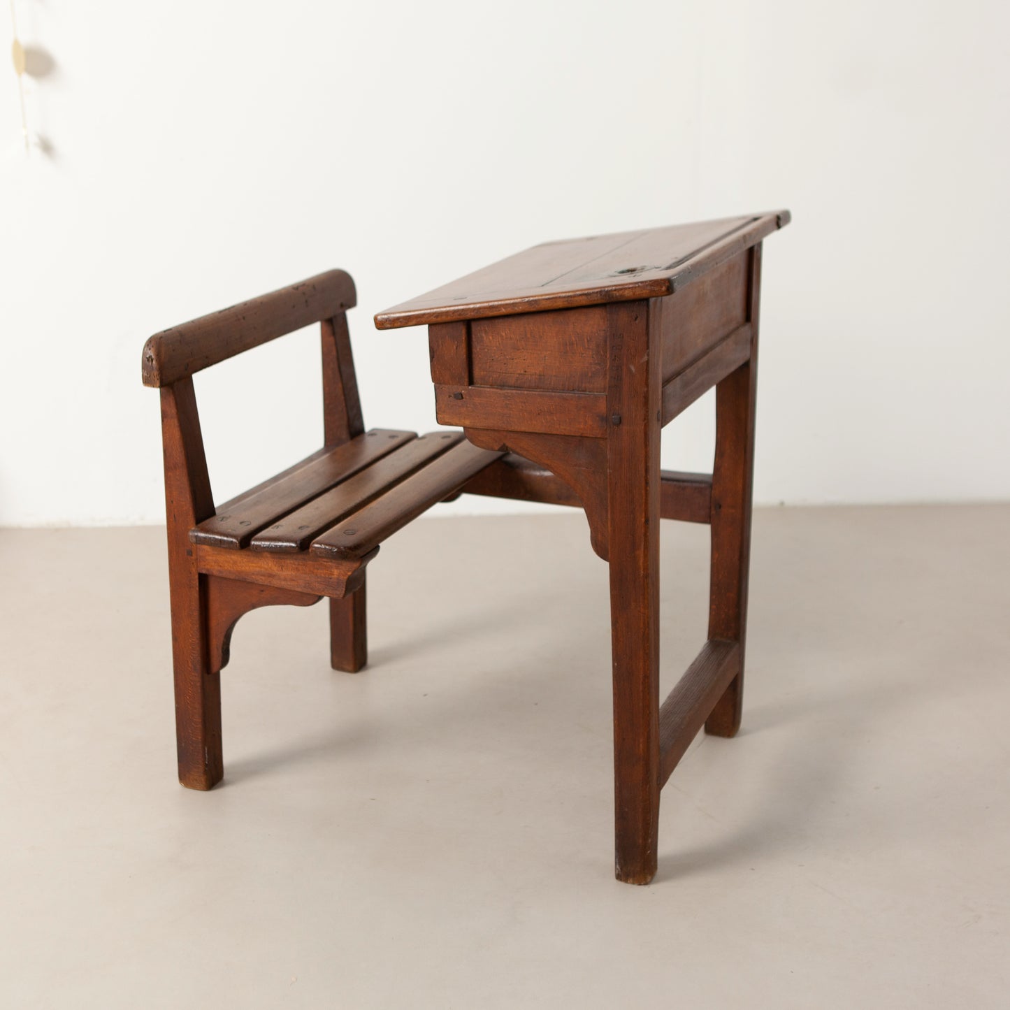 Houten eenpersoons schoolbankje