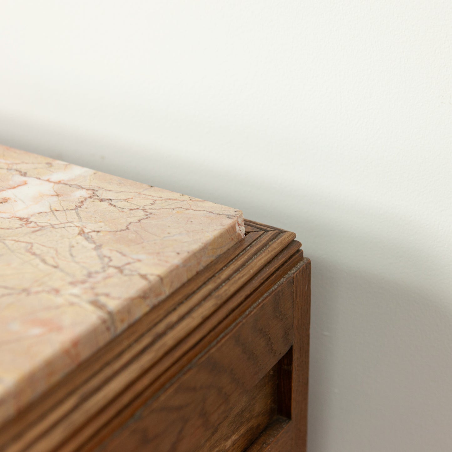 Vintage nachtkastje met mooi houtsnijwerk