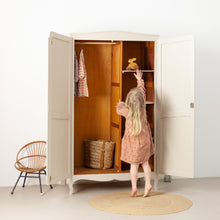Afbeelding in Gallery-weergave laden, Sierlijke vintage kast