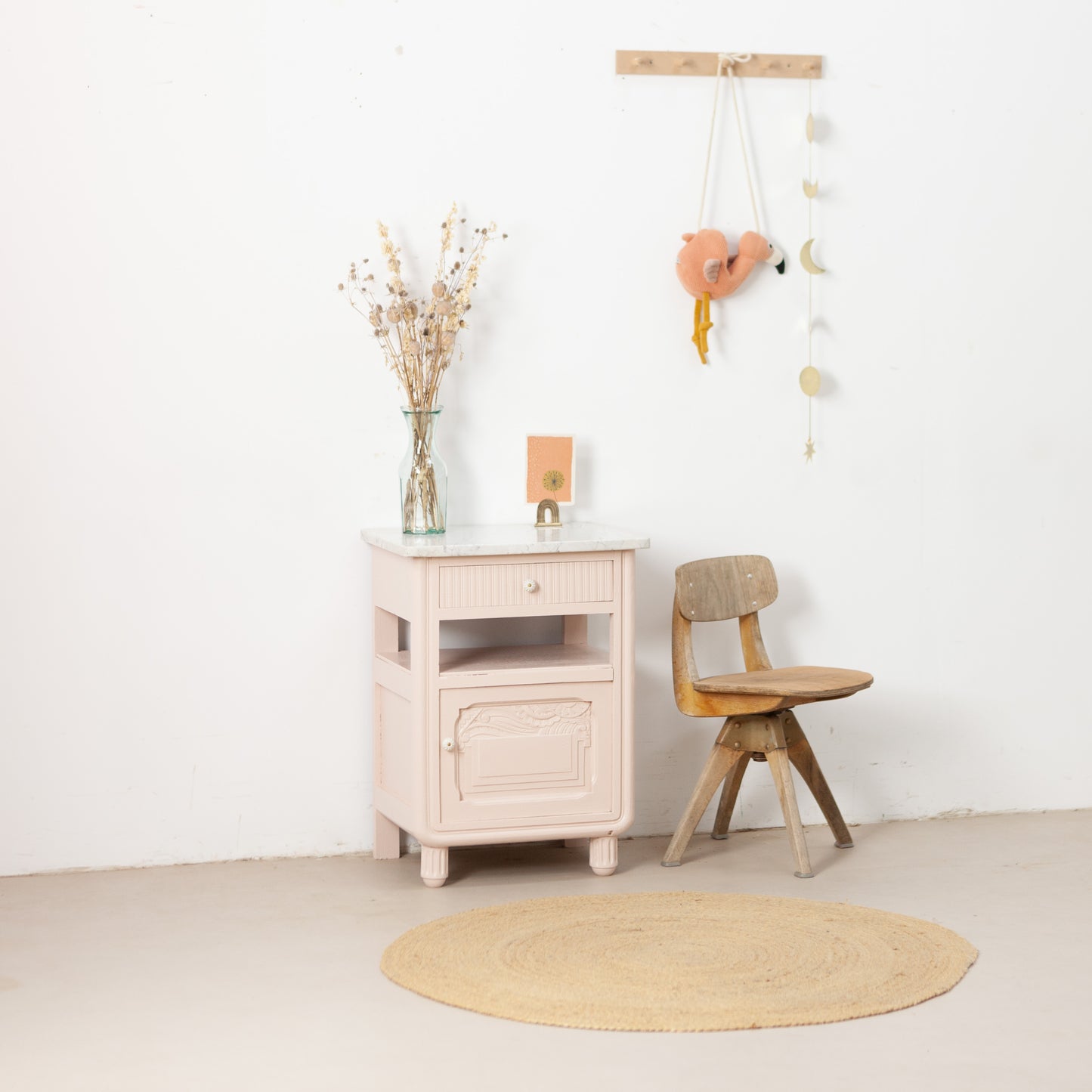 Klein vintage kastje met marmeren blad