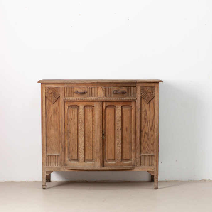 Commode met prachtig houtsnijwerk