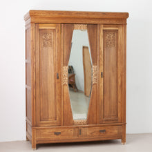 Afbeelding in Gallery-weergave laden, Demontabele 3 deurs kast met prachtig houtsnijwerk