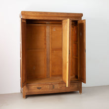 Afbeelding in Gallery-weergave laden, Demontabele 3 deurs kast met prachtig houtsnijwerk