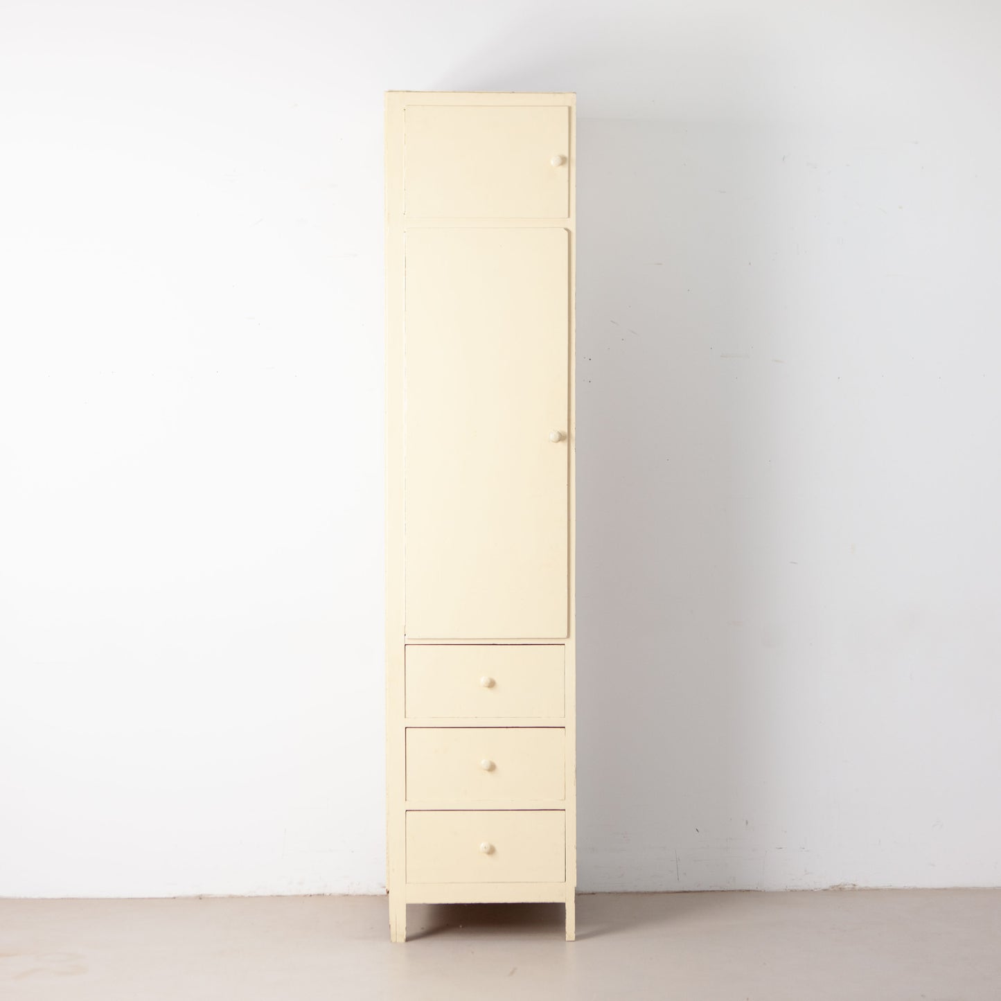 Hoge smalle vintage kast