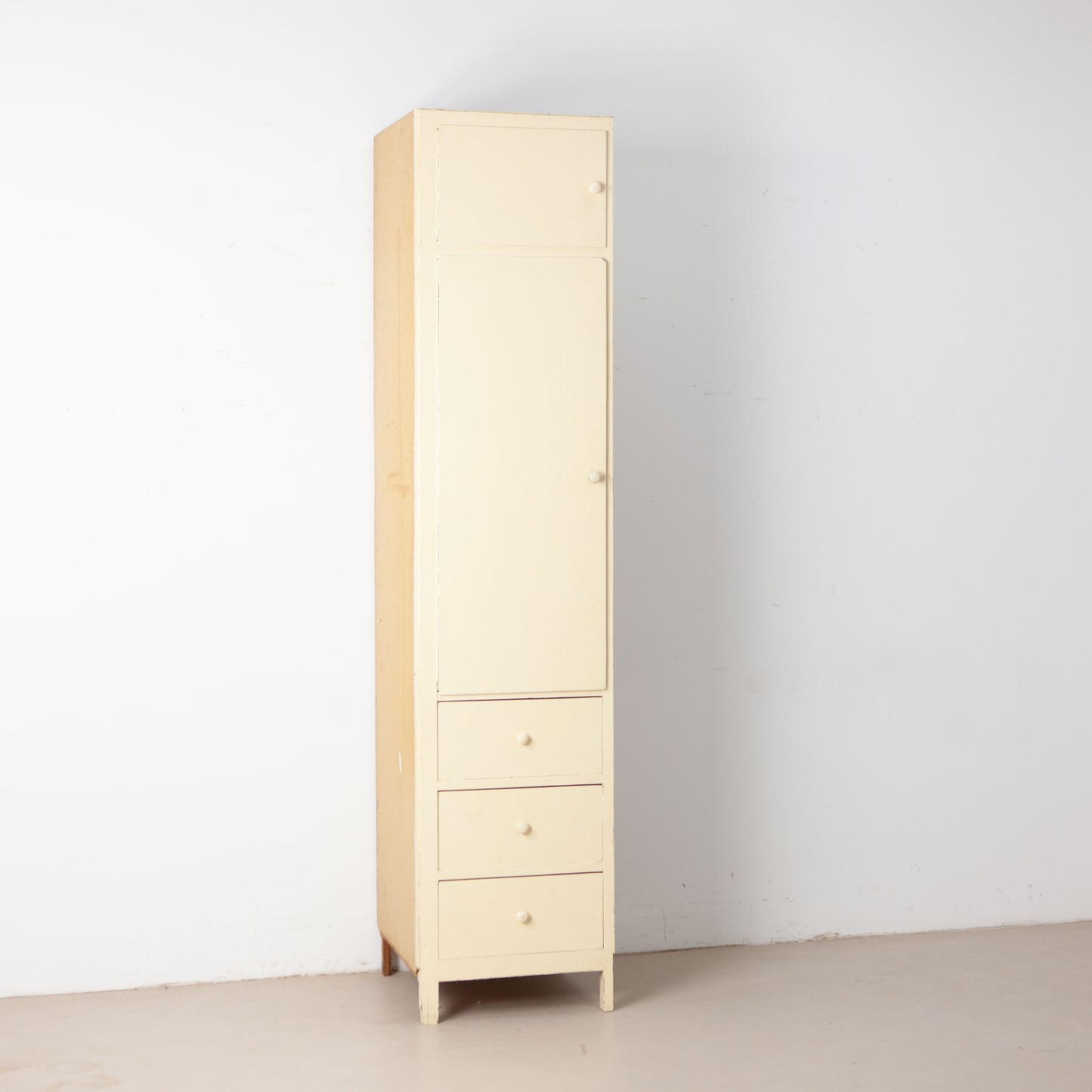 Hoge smalle vintage kast