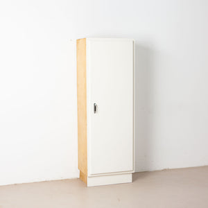 Retro kast met plankjes