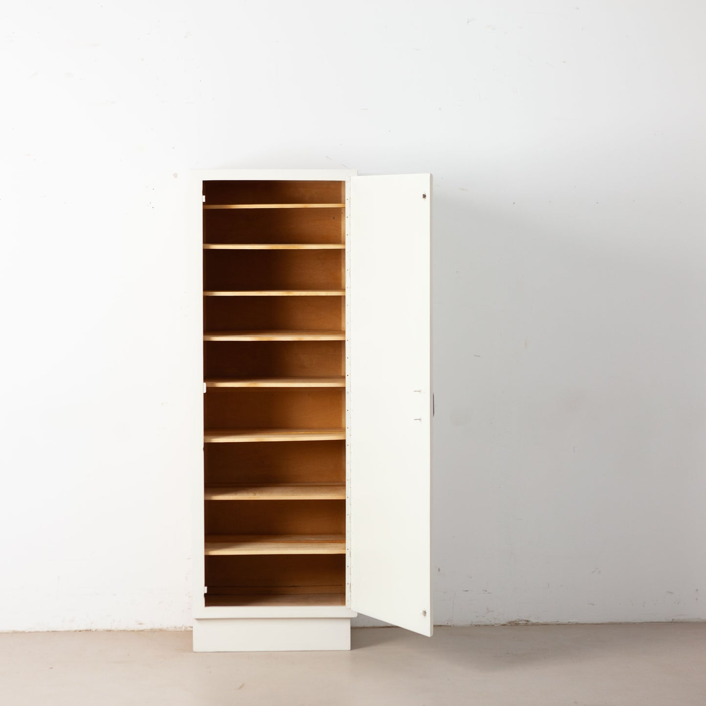 Retro kast met plankjes