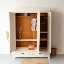 Afbeelding in Gallery-weergave laden, Vintage kast met prachtig houtnsijwerk