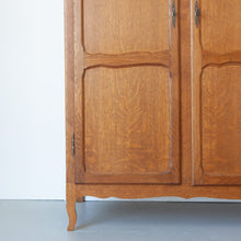 Afbeelding in Gallery-weergave laden, 3 deurs vintage kast